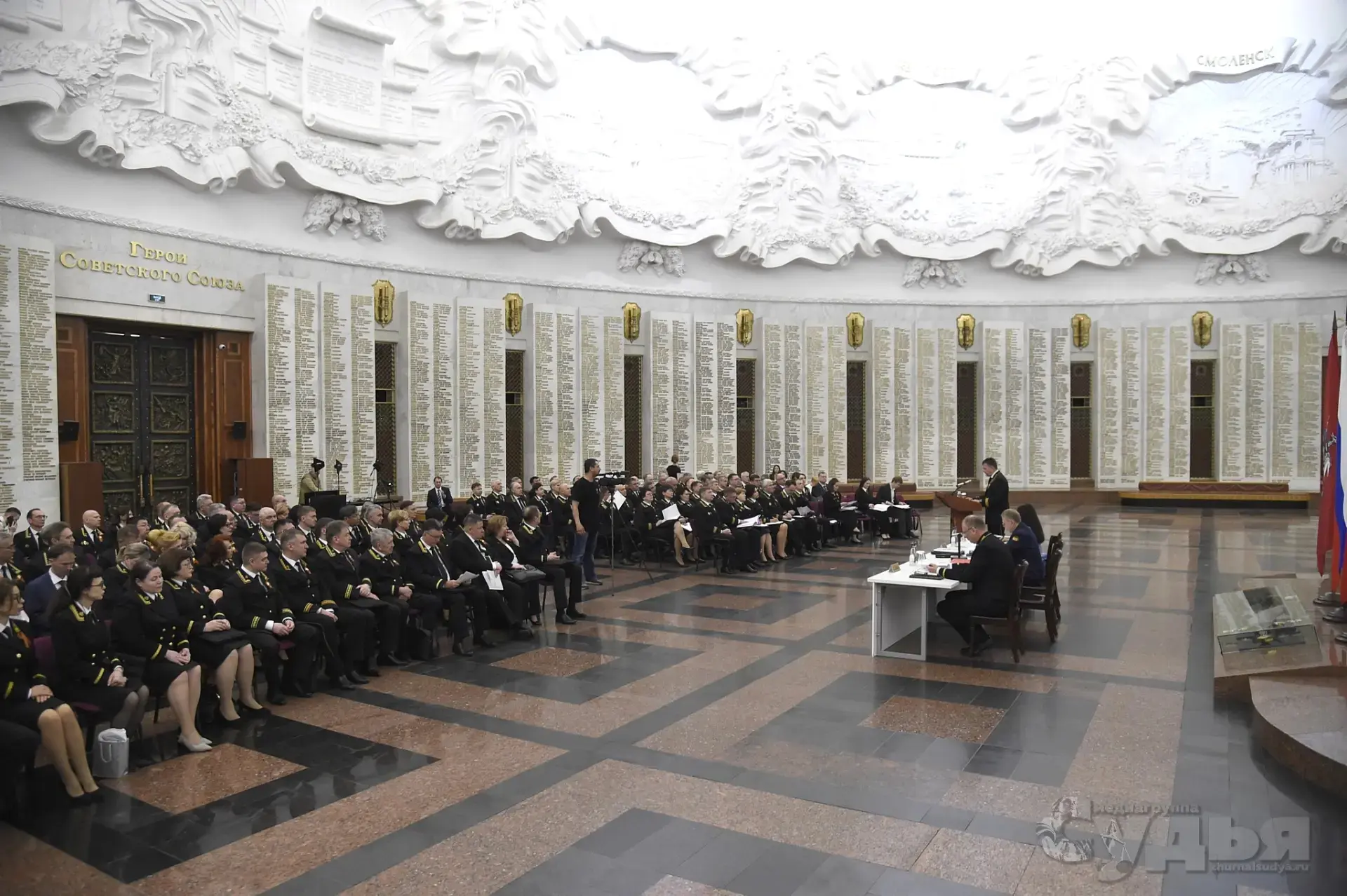 На фото изображены сотрудники судебной системы в стенах Музея Победы.